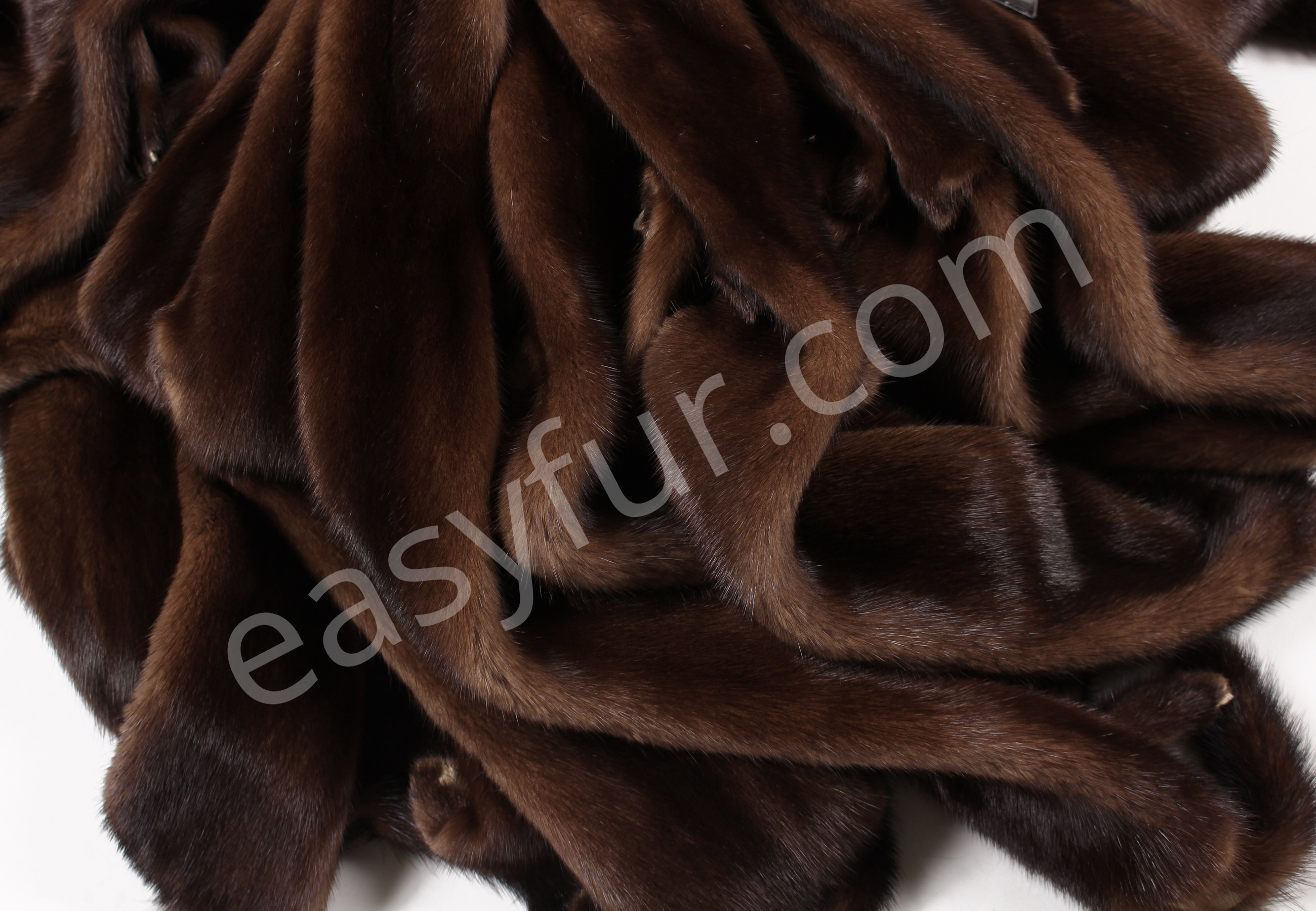 Natural Glow Minks in brown (Kopenhagen Fur)
